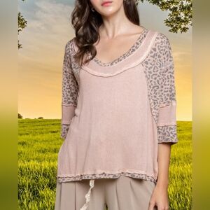 POL Clothing Women's top in a mauve/tanish color with Leopard Print. Size M.NWT